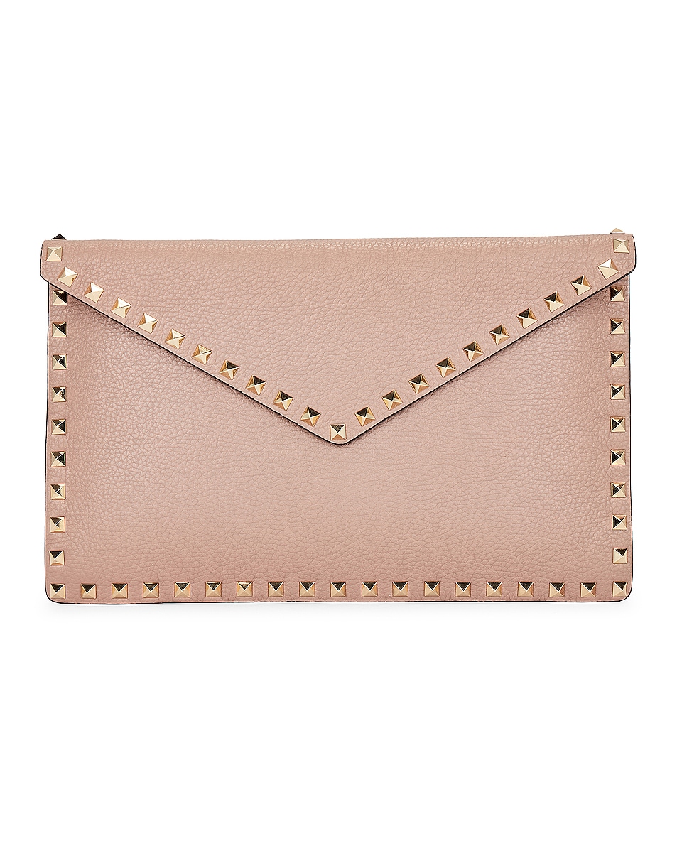 

Сумка-клатч Valentino Garavani Rockstud Large Flat Pouch, цвет Poudre