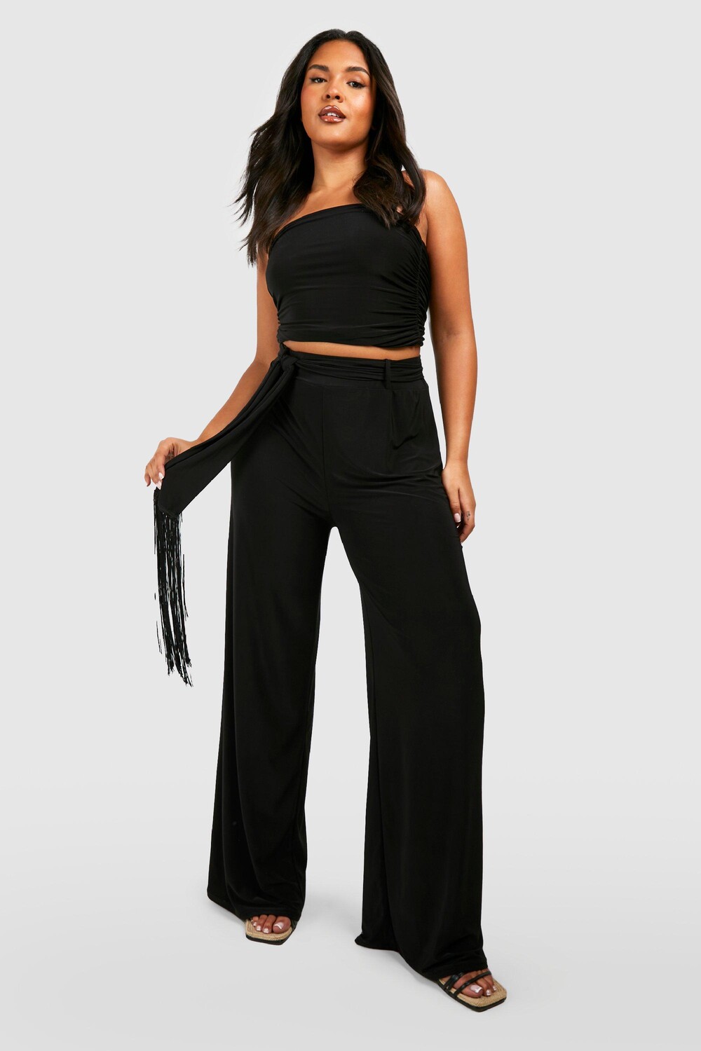 

Облегающие широкие брюки с поясом и кистками Boohoo, черный