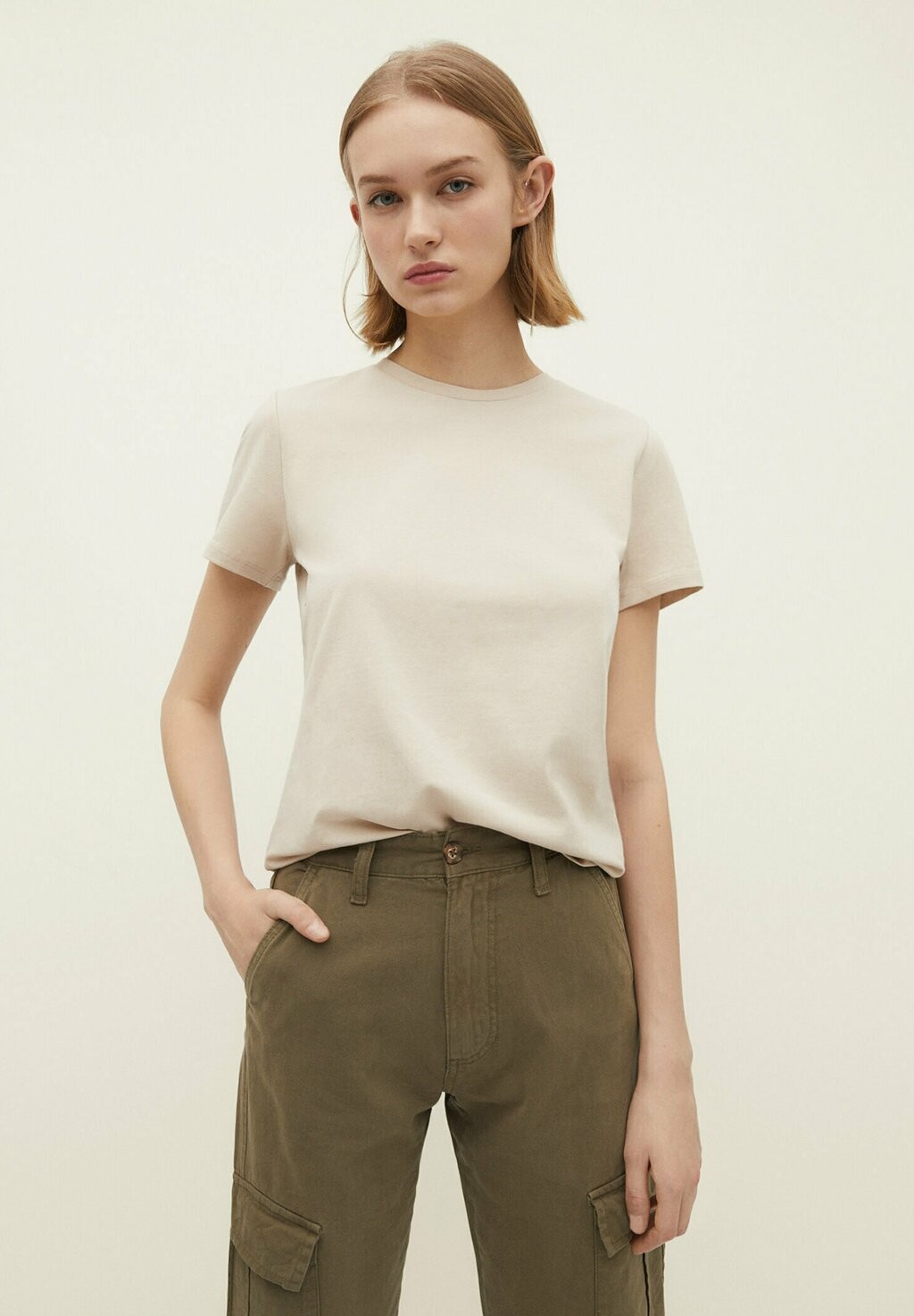 

Базовая футболка Stradivarius, бежевый