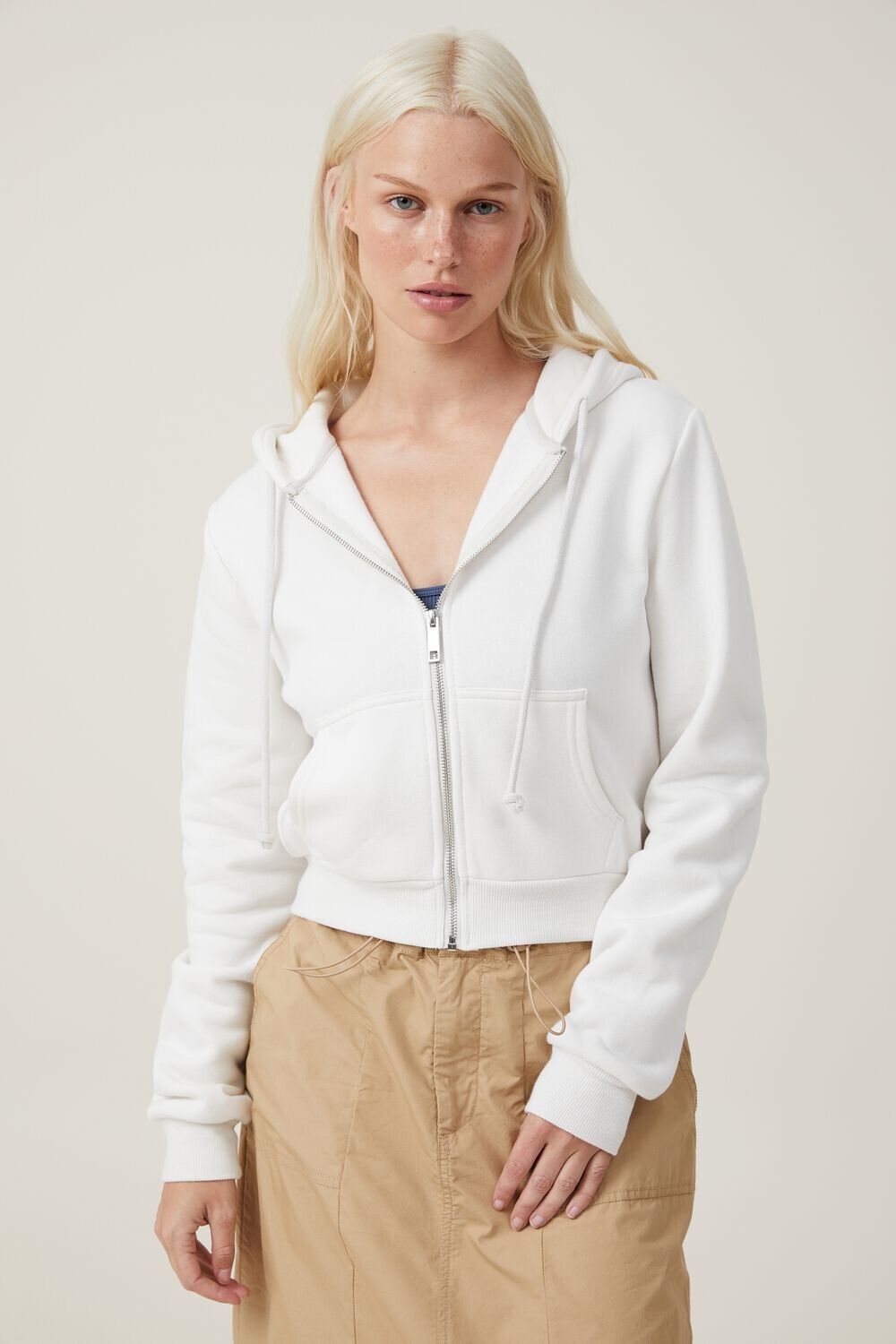 

Классический укороченный приталенный крой на молнии Cotton On