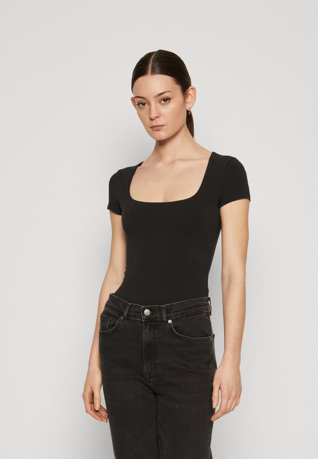 

Базовая футболка CHASE SQUARENECK BODYSUIT Abercrombie & Fitch, цвет black