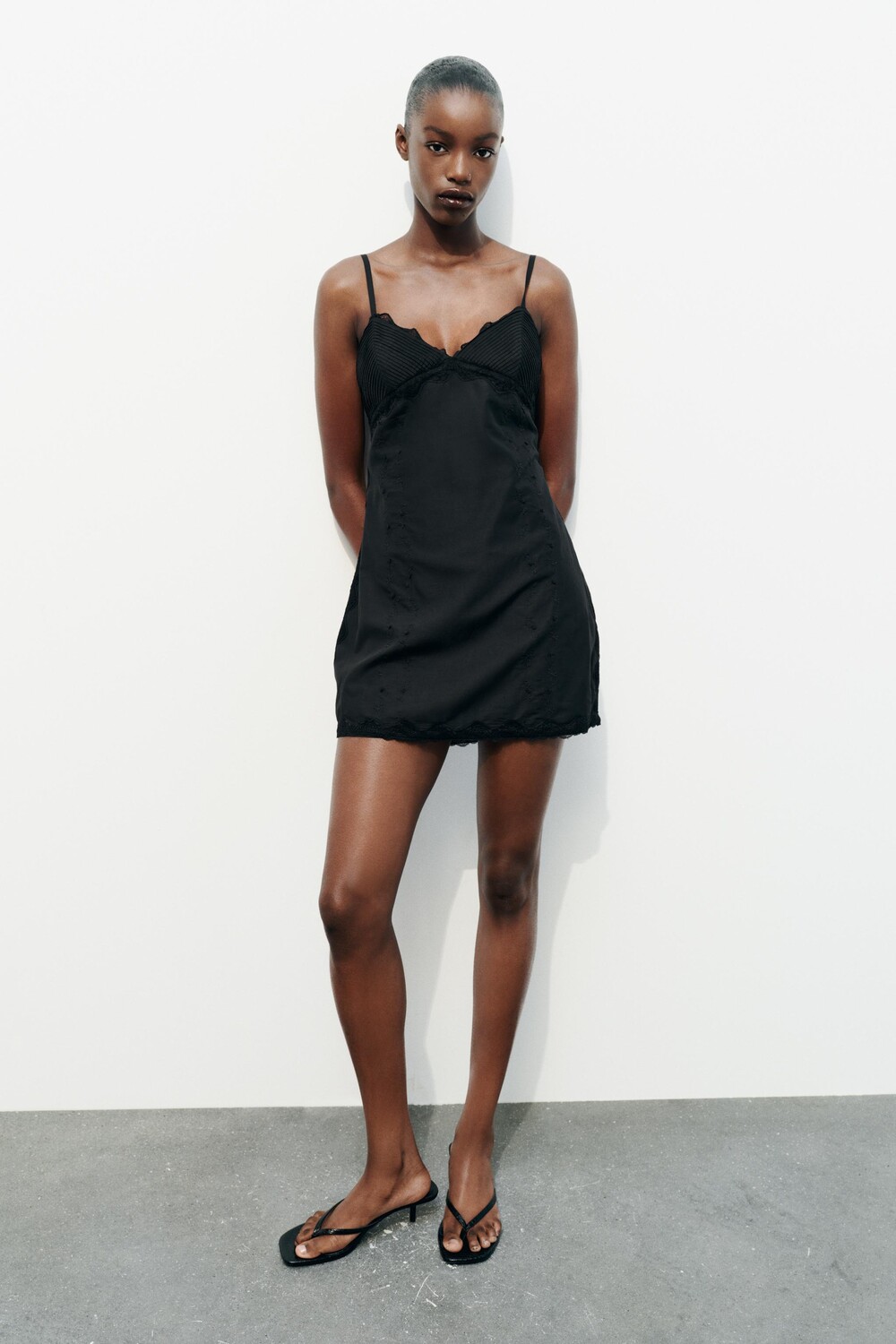 

Короткое платье с вышивкой ZARA, черный