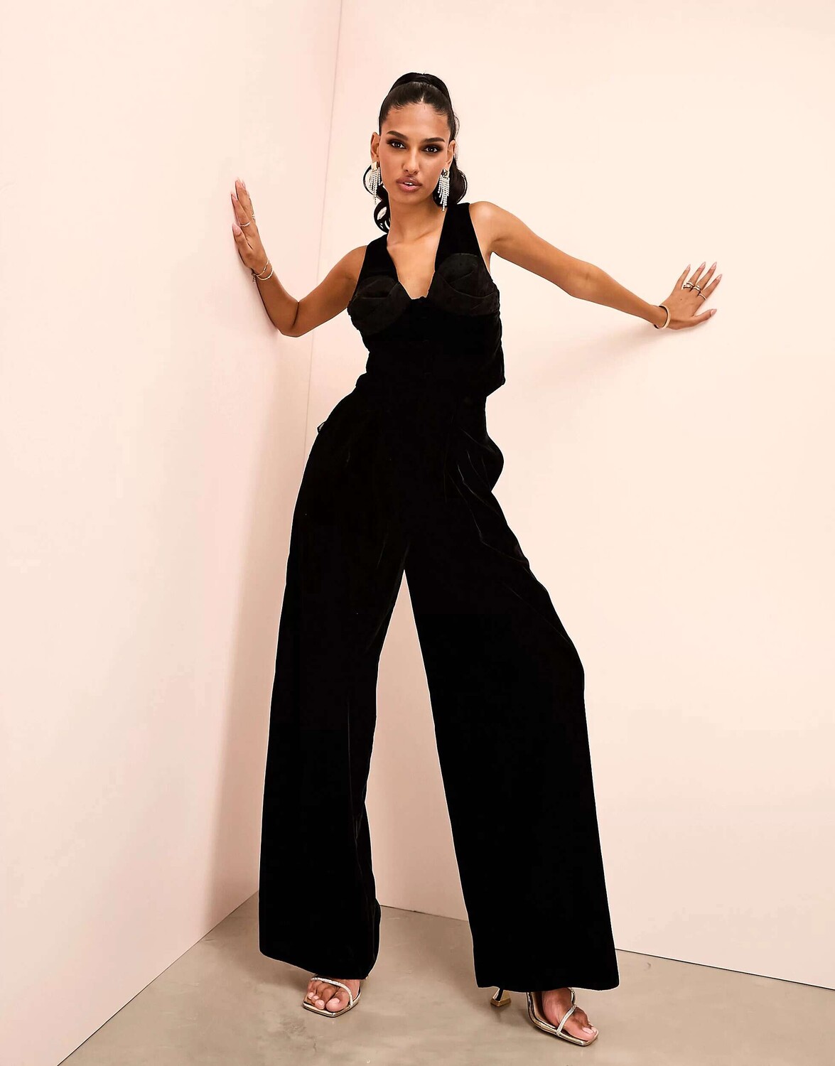 

Черные бархатные брюки-клеш с широкими штанинами ASOS LUXE, Черный