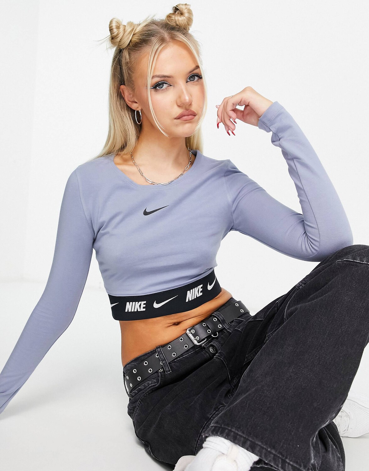 

Пепельно-серый укороченный топ с длинными рукавами и лентой-галочкой Nike