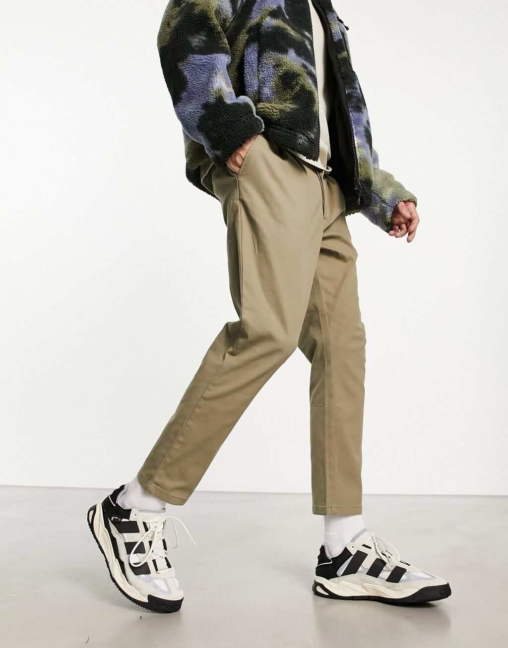 

Бежевые брюки-чиносы-сигареты со складками ASOS DESIGN
