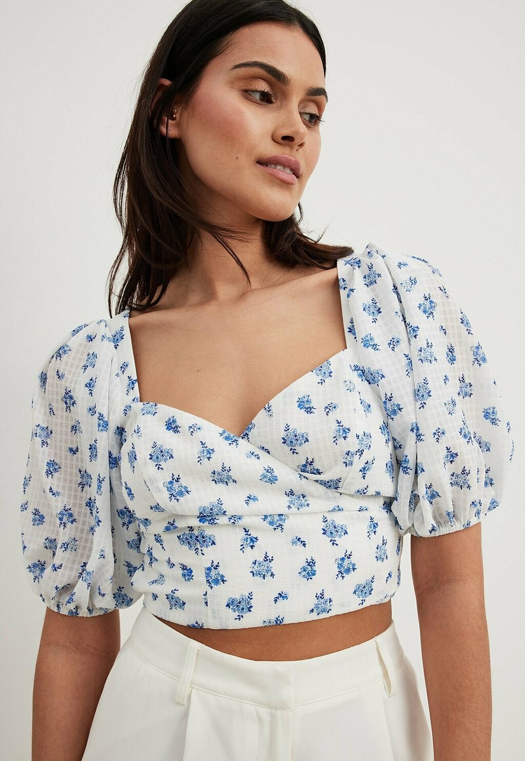 

Блузка NA-KD STRUKTURIERTES WICKEL MIT PUFFÄRMELN, цвет mini flowers ink blue