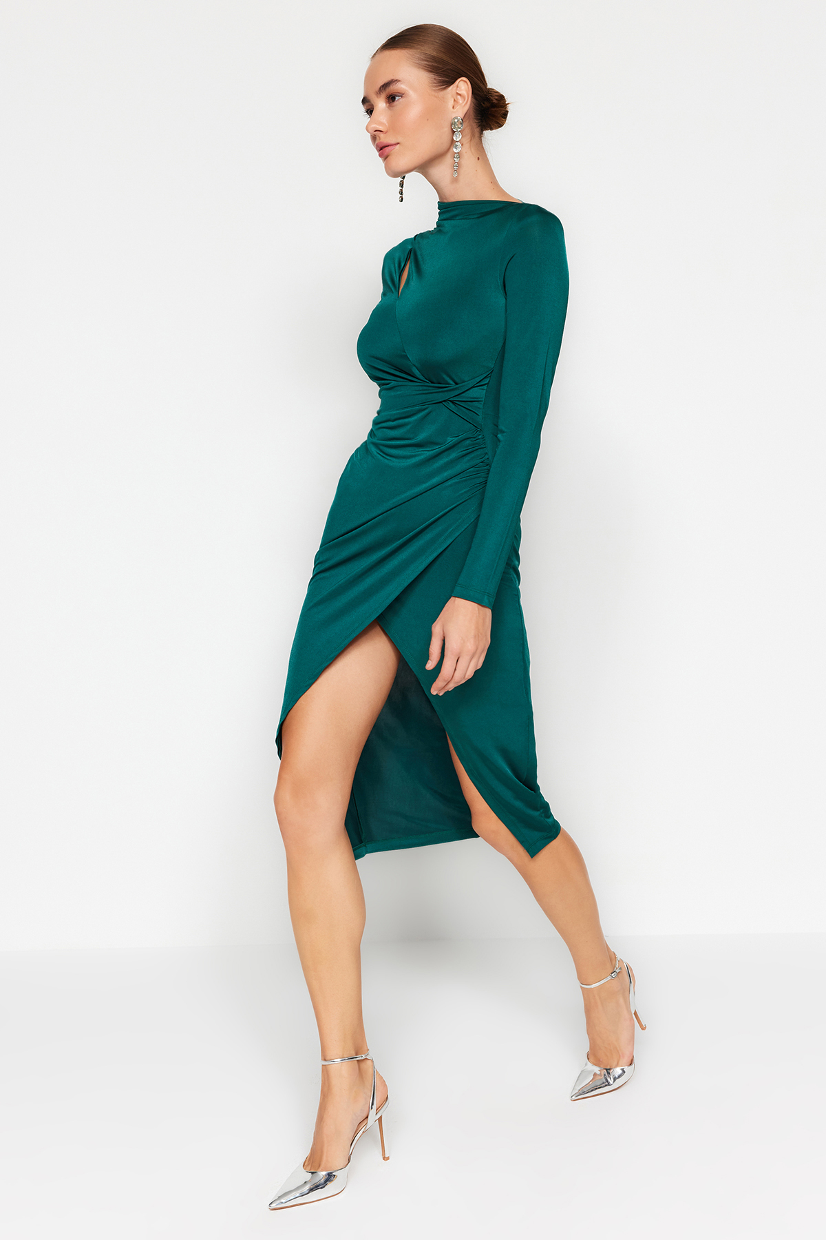Платье Trendyol приталенное с вырезами, зеленый