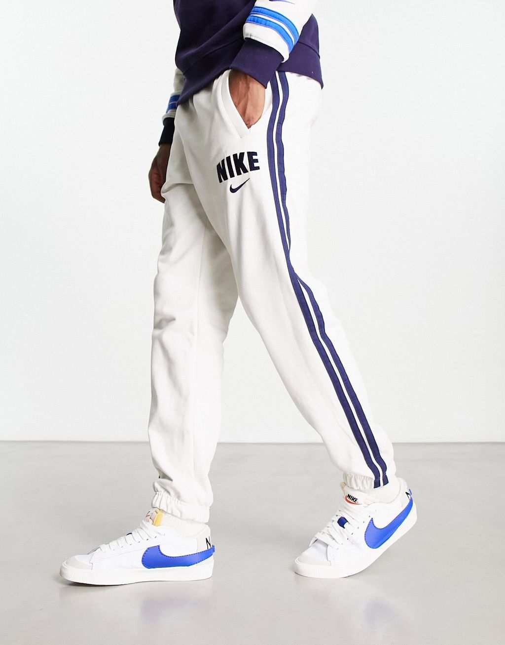 

Белоснежные флисовые джоггеры Nike Retro