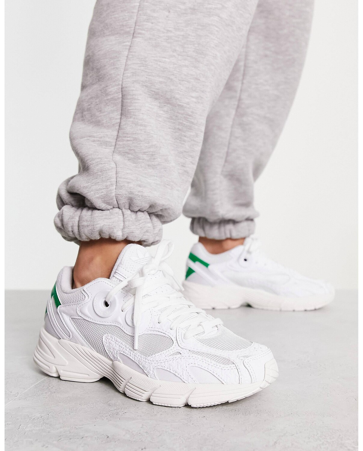 

Бело-зеленые кроссовки adidas Originals Astir