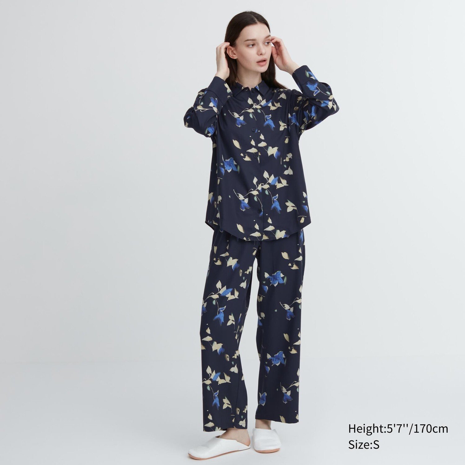 

Атласная пижама с длинными рукавами и принтом Uniqlo, темно-синий
