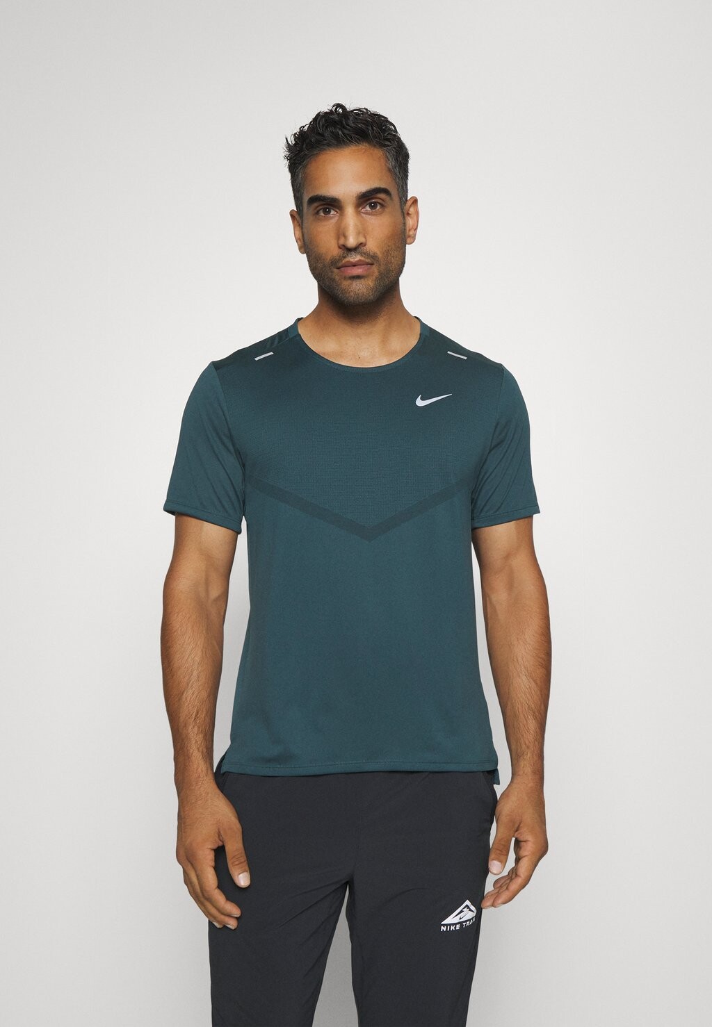 

Спортивная футболка RISE Nike, глубокие джунгли/светоотражающее серебро