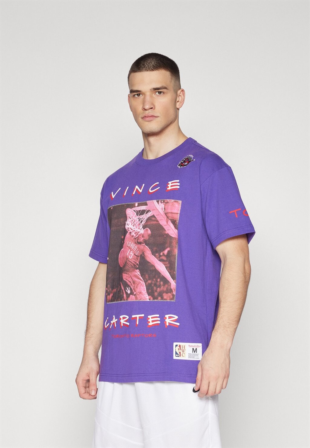 

Футболка с символикой NBA TORONTO RAPTORS HEAVYWEIGHT PREMIUM PLAYER TEE VINTAGE LOGO VINCE CARTER Mitchell & Ness, цвет purple