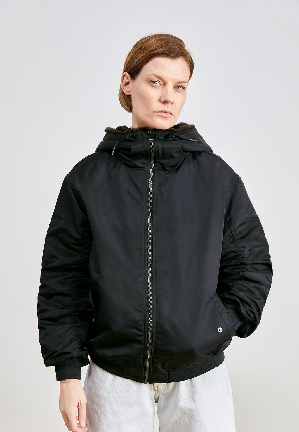 

Куртка Entertainment Levi's КУРТКА OVERSIZED HOODED, цвет caviar