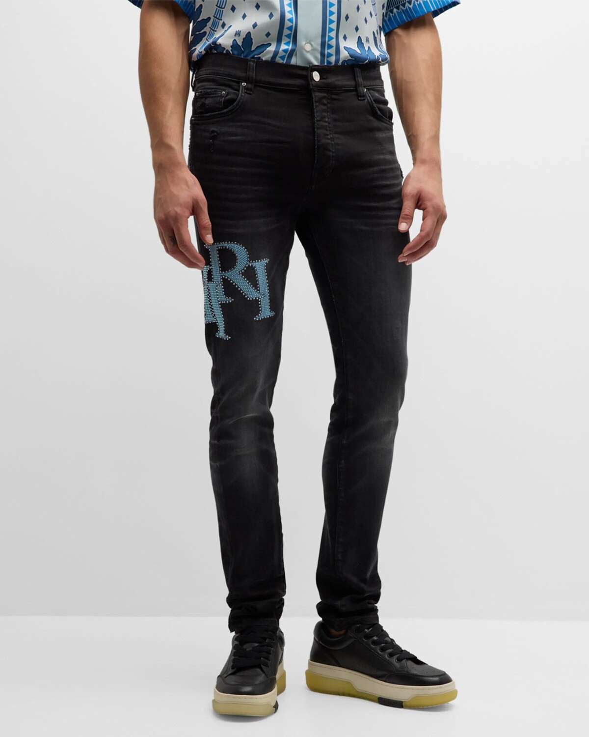 

Мужские джинсы с кристаллами и шахматным логотипом Amiri, цвет Faded Black