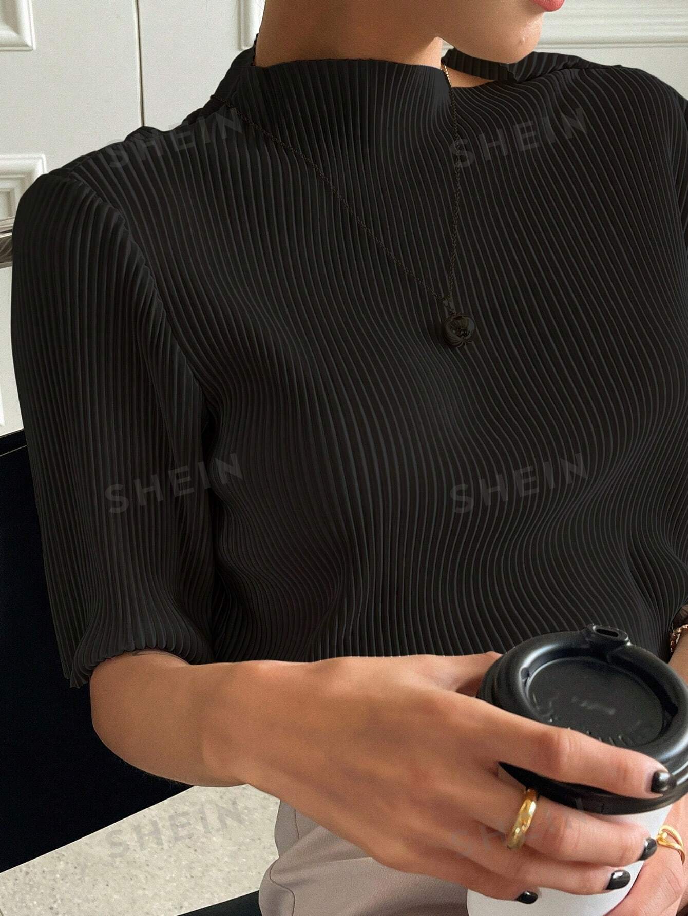 цена DAZY Простая плиссированная повседневная футболка с короткими рукавами, черный
