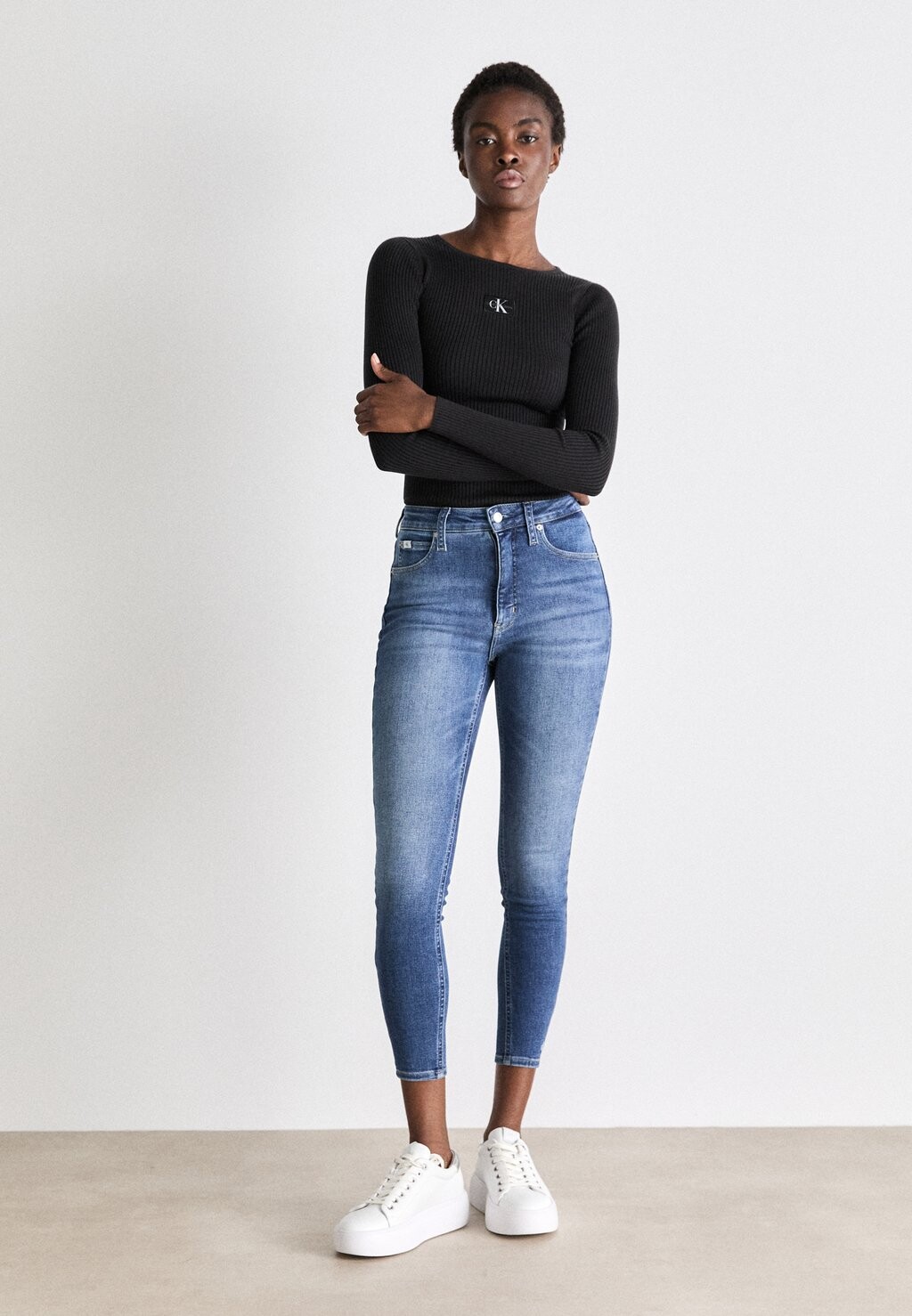 

Приталенный фасон Calvin Klein, джинсовая ткань средней длины High Rise Super Skinny Ankle