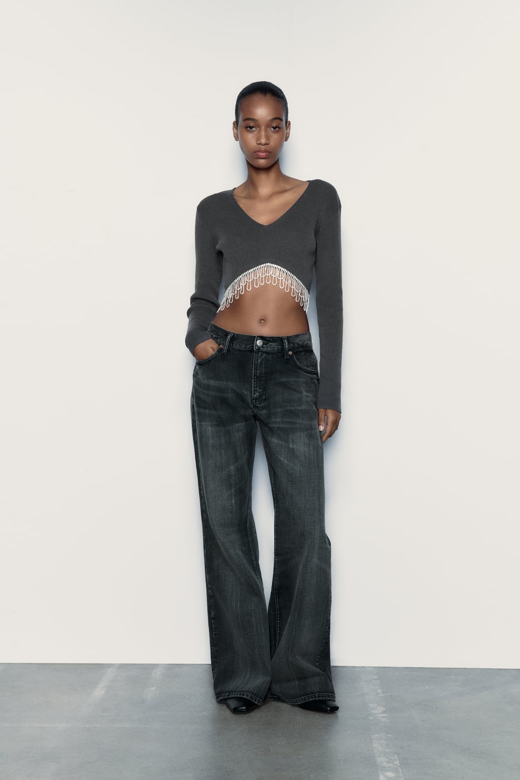 

Мягкий укороченный топ со стразами ZARA, серый