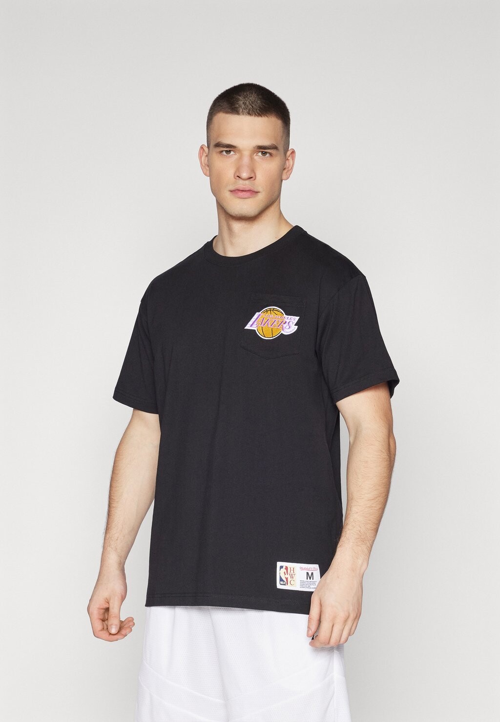 

Футболка с символикой NBA LOS ANGELES LAKERS PREMIUM POCKET TEE Mitchell & Ness, цвет black