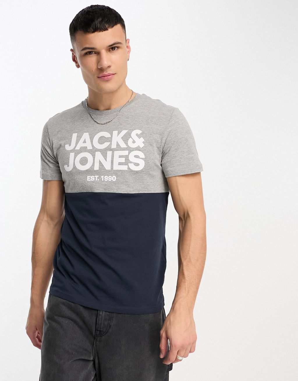 

Светло-серая и темно-синяя футболка в стиле колор-блок Jack & Jones, Синий