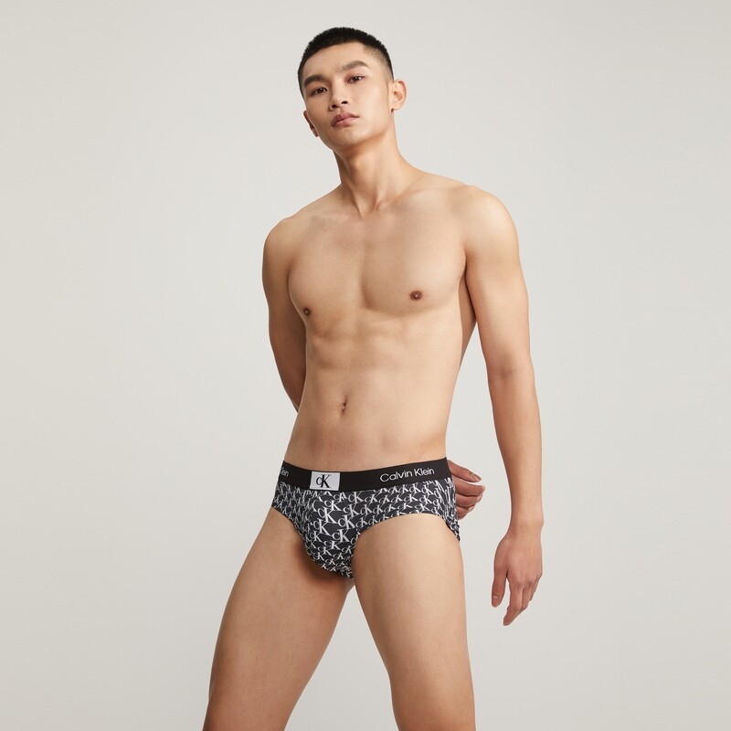 

Трусы белье Calvin Klein облегающие с флуоресцентным логотипом, черный