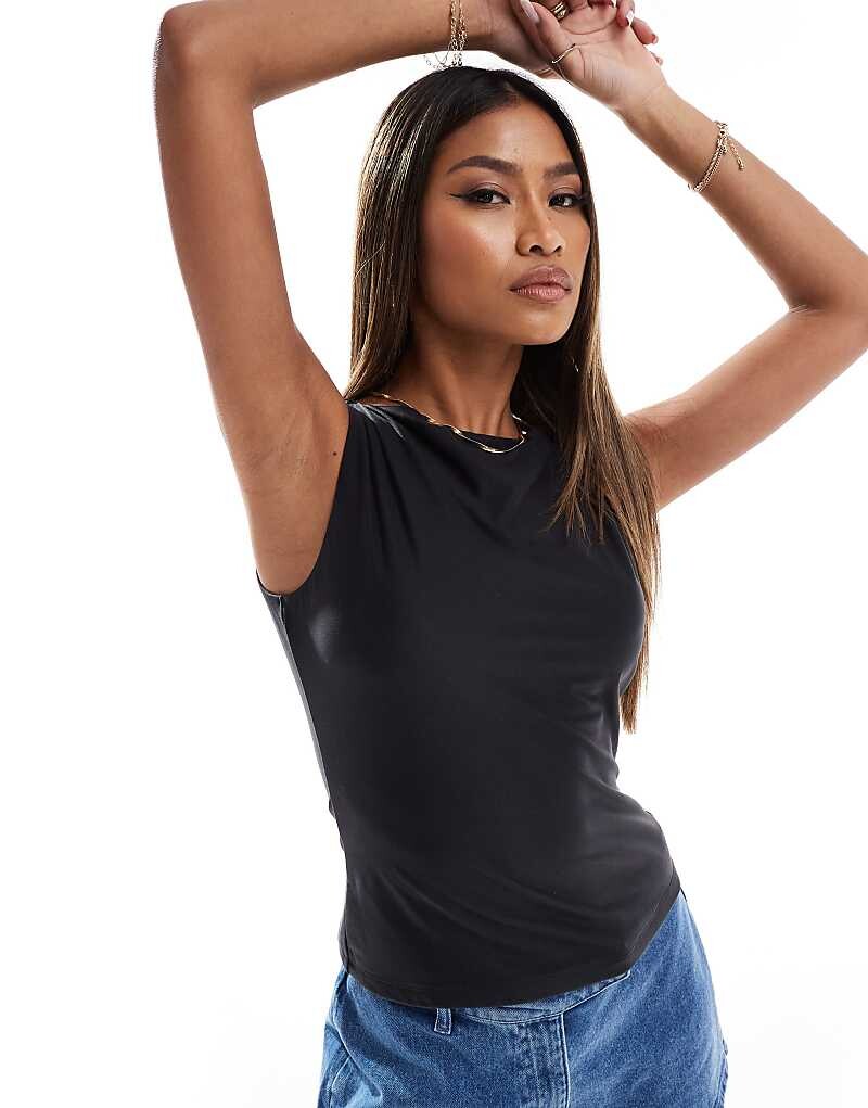 

Abercrombie & Fitch – матовый черный топ с прямым воротником