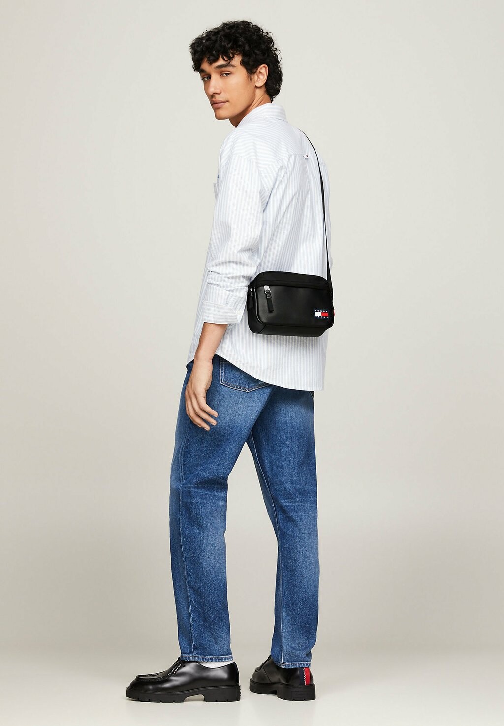 

Сумка через плечо Tommy Hilfiger, черный