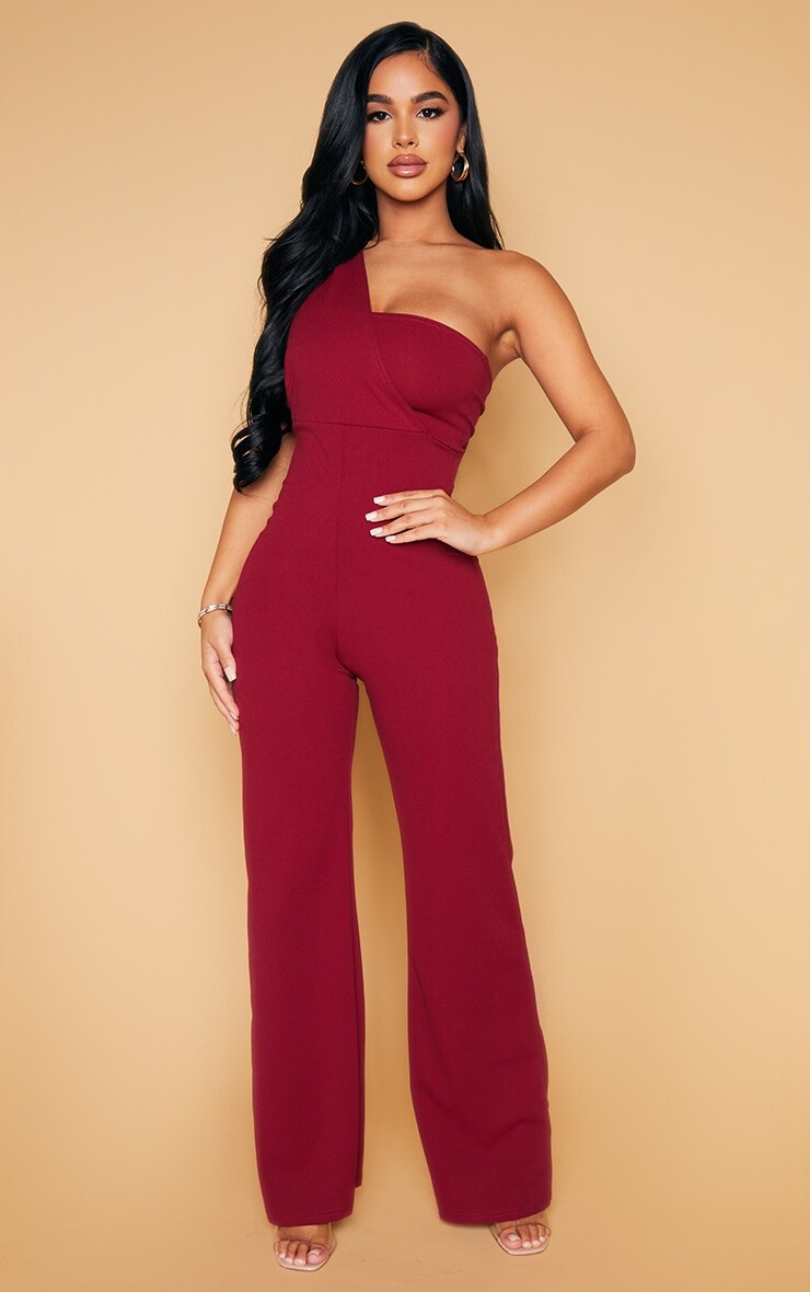 

PrettyLittleThing Миниатюрный бордовый комбинезон с драпировкой на одно плечо