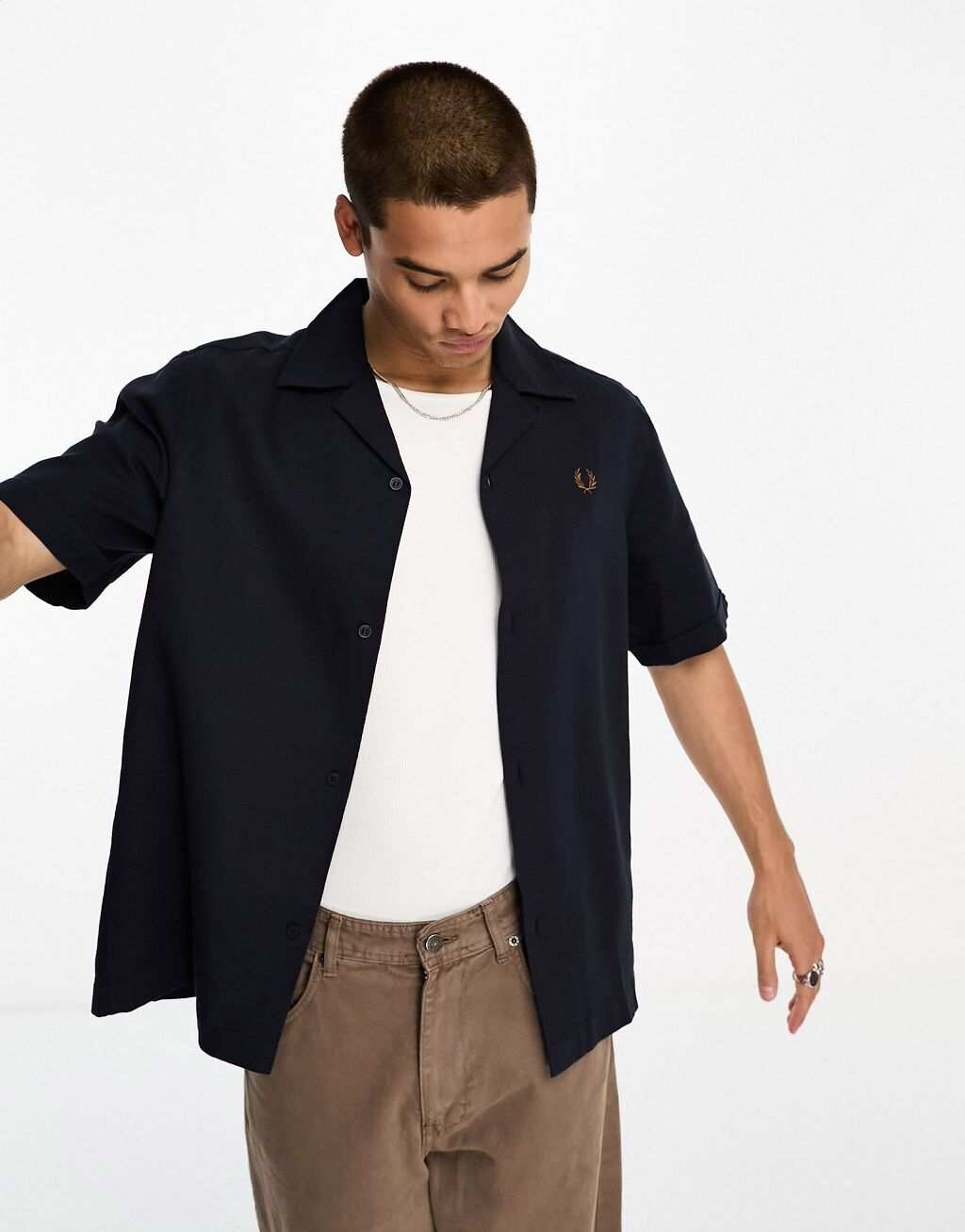 

Темно-синяя льняная рубашка с воротником-стойкой Fred Perry
