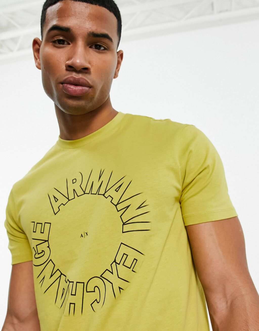 

Желтая футболка с круглым логотипом Armani Exchange