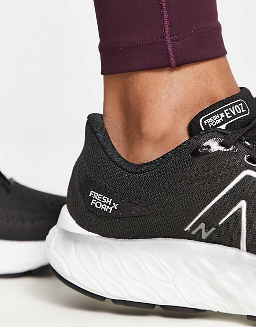 

Черно-белые беговые кроссовки New Balance Evoz