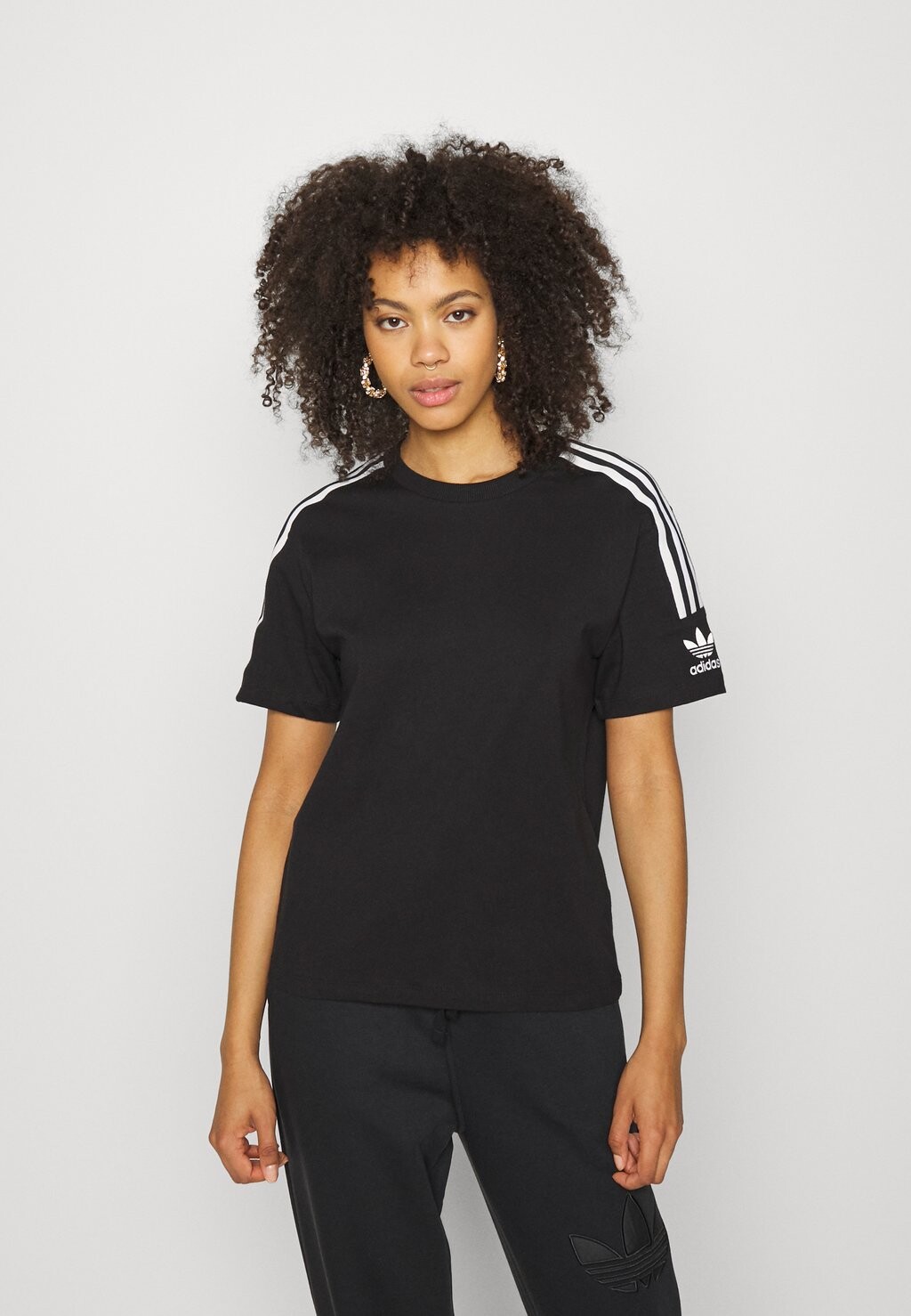 

Футболка с принтом adidas Originals, черный