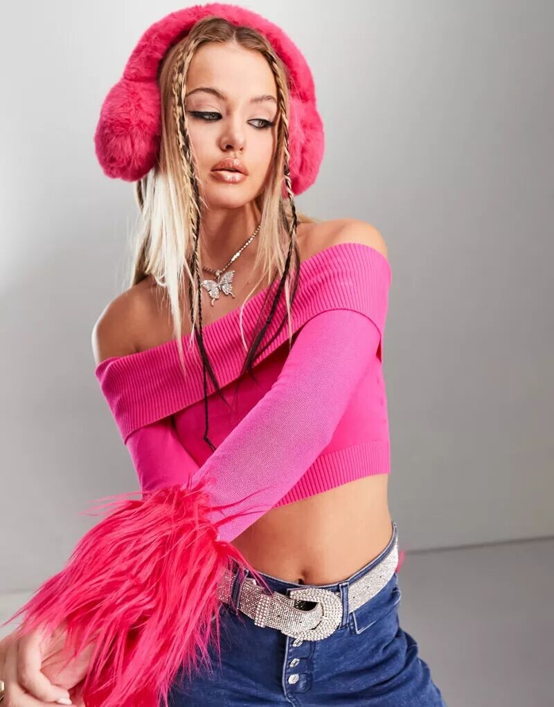 

Розовый укороченный вязаный топ ASOS DESIGN с манжетами из искусственного меха и вырезом кармен AsYou