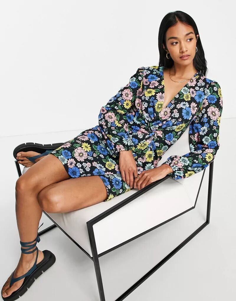 

Черное платье мини с закрученным передом и цветочным принтом River Island