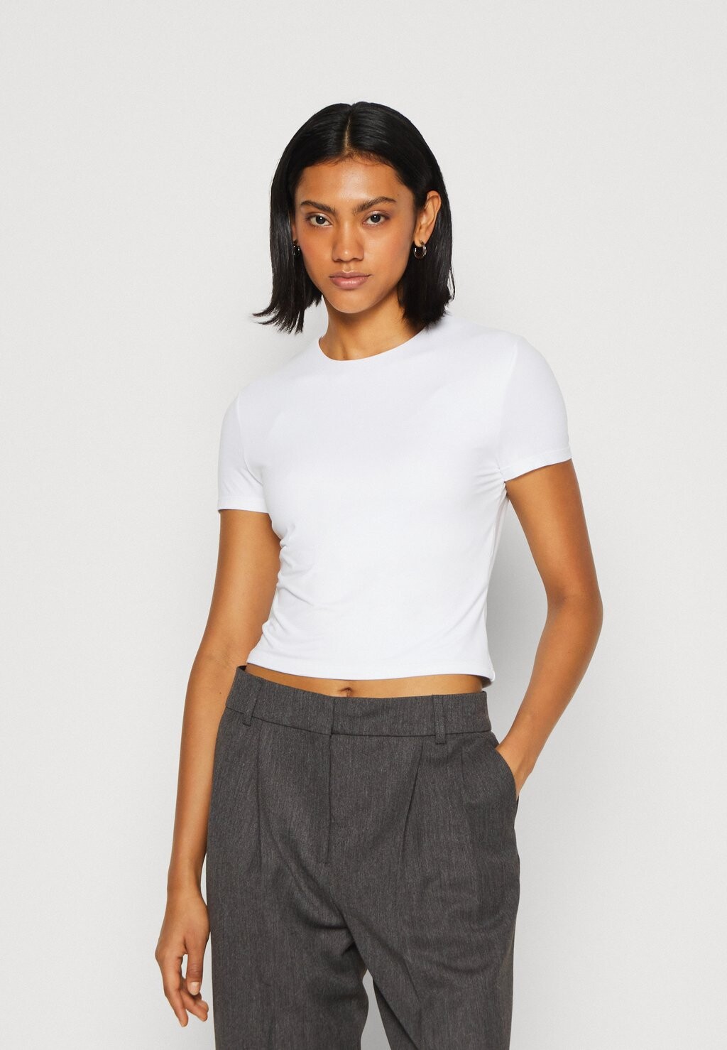 

Базовая футболка Soft Matte Baby Tee Abercrombie & Fitch, цвет brilliant white
