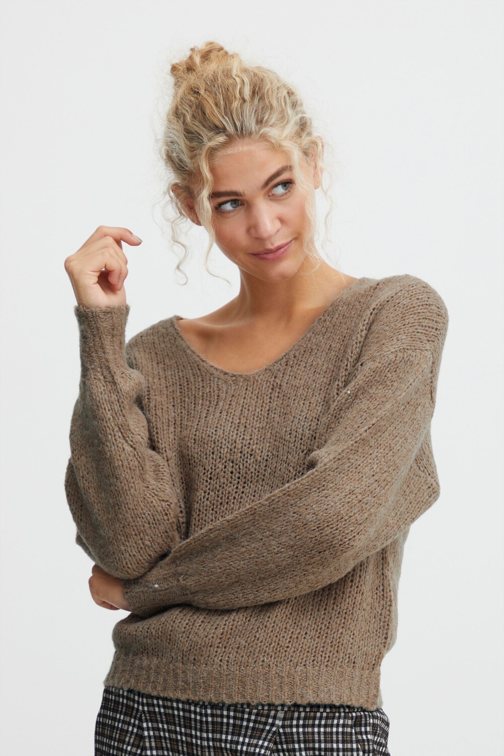 

Свитер b.young V Ausschnitt BYOMIRA VNECK JUMPER 20811879, коричневый