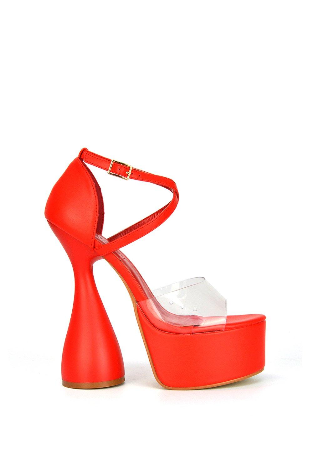 цена Сандалии Sonia на высоком каблуке-платформе со скульптурными ремешками из плексигласа 'Sonia' XY London, красный