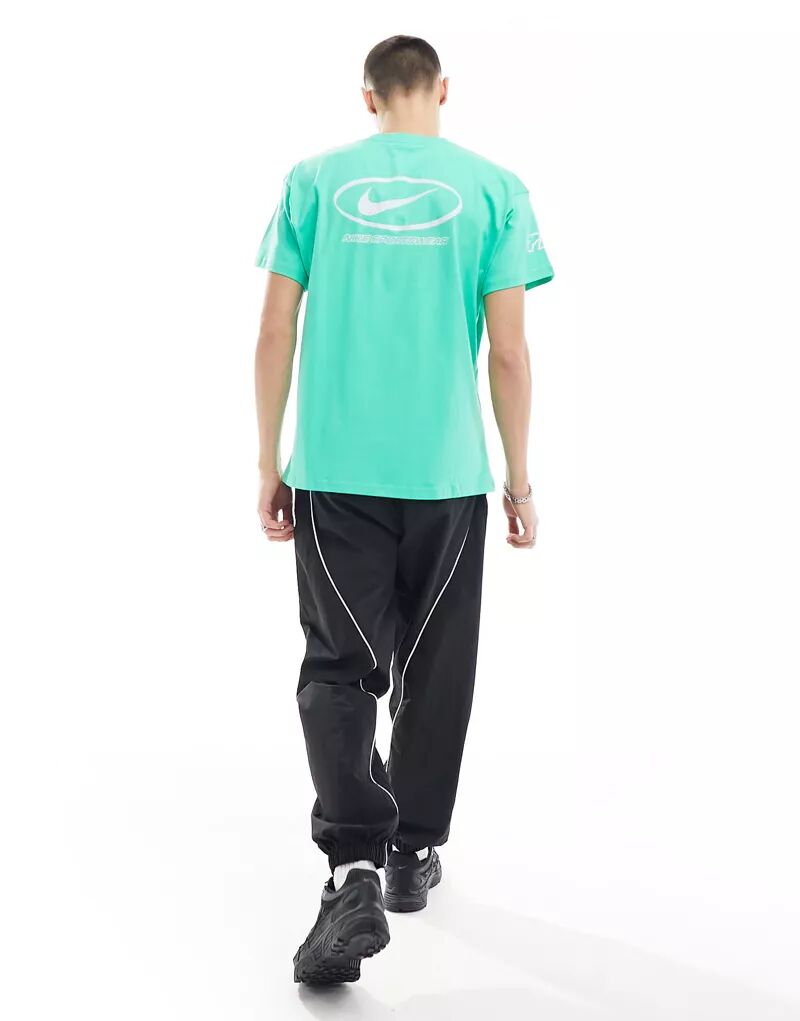 Зеленая футболка с центральным логотипом Nike Swoosh