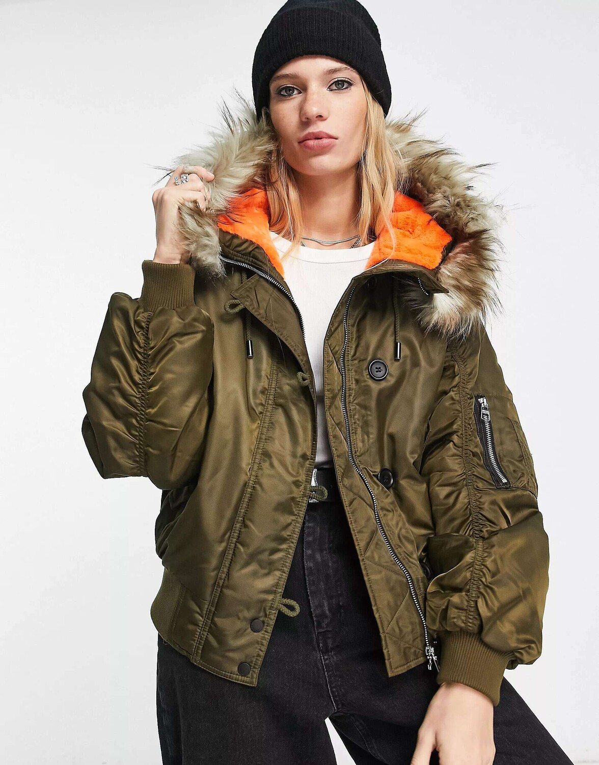 

Бомбер Bershka с меховым капюшоном цвета хаки