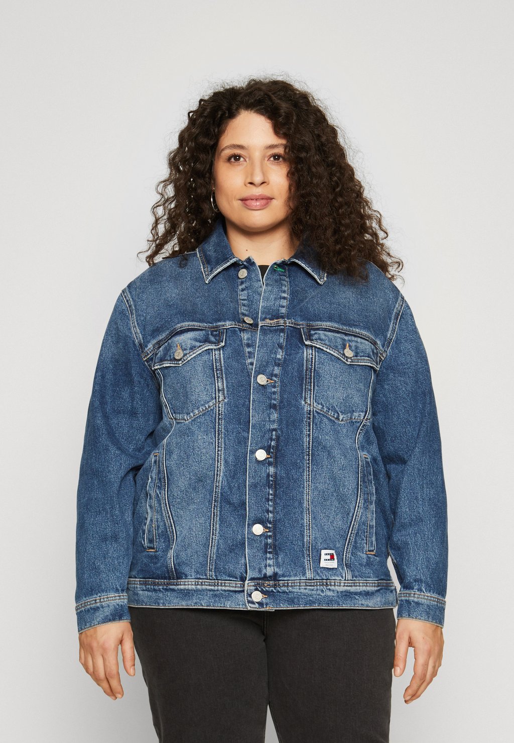 Джинсовая куртка Tommy Jeans Curve, темно-синий цена и фото