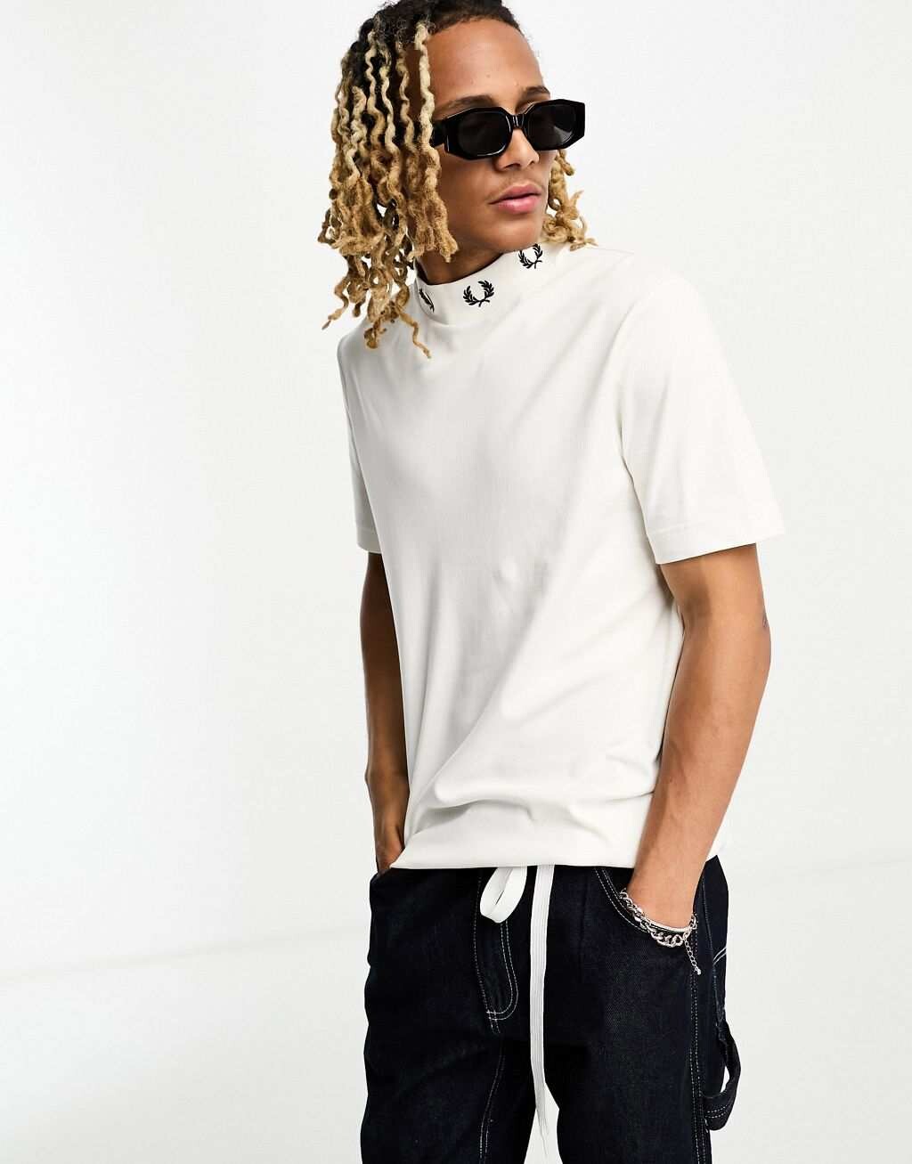 

Белая футболка с высоким воротником и лавровым венком Fred Perry, Белый