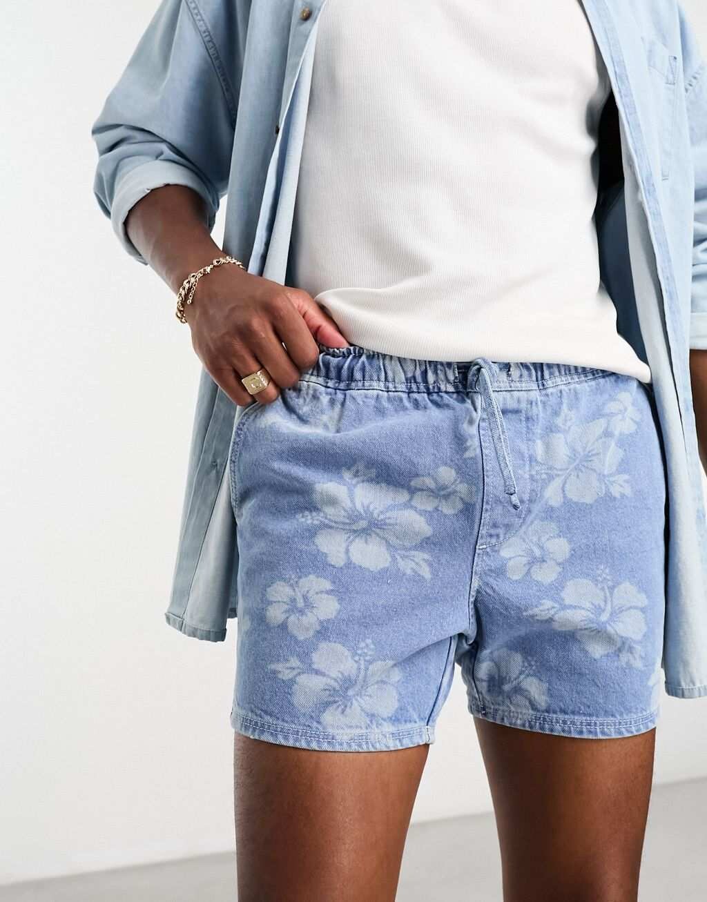 

Укороченные джинсовые шорты с цветочным принтом ASOS DESIGN
