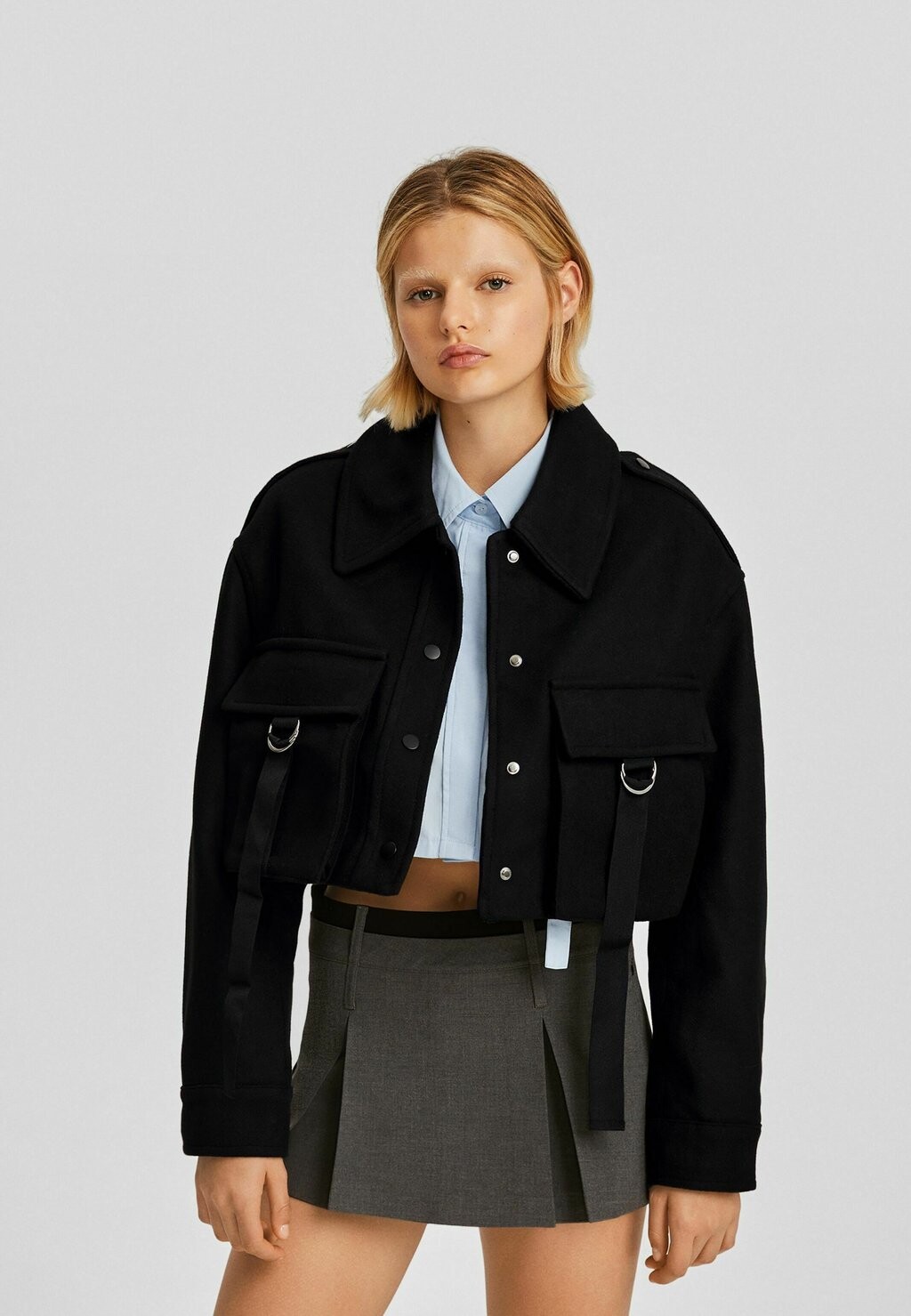 

Легкая куртка Pockets Cropped Bershka, черный