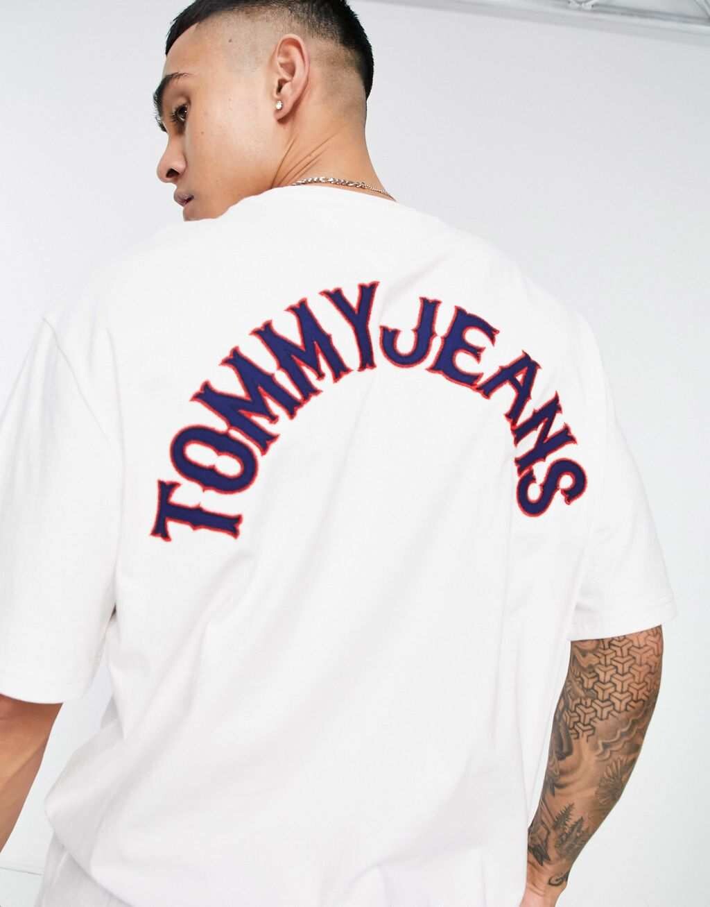 

Белая футболка с логотипом Tommy Jeans
