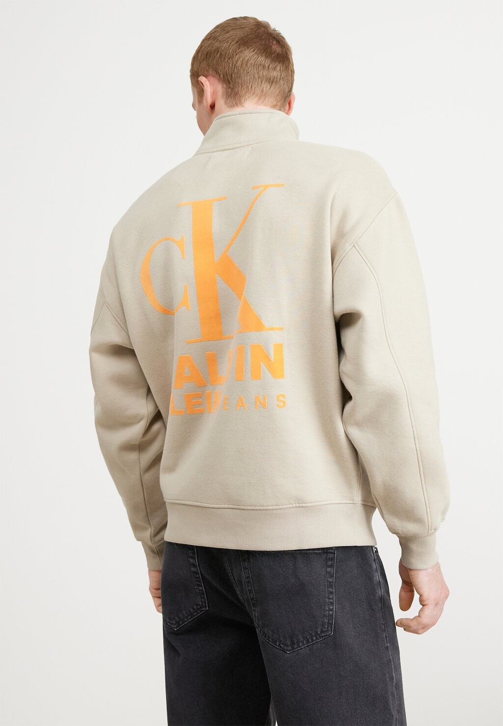 

Свитшот Calvin Klein Jeans ЛОГОТИП НА ПОЛОВИНЕ МОЛНИИ УНИСЕКС, цвет plaza taupe