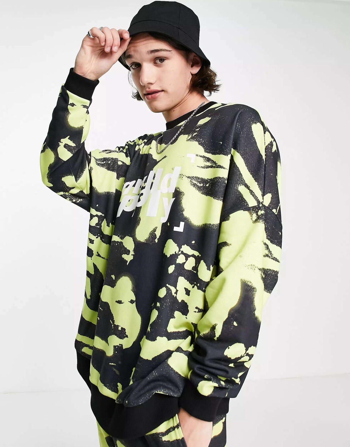 

Зеленая толстовка в стиле oversized с принтом логотипа по всей поверхности ASOS Unrvlld Spply, Зеленый