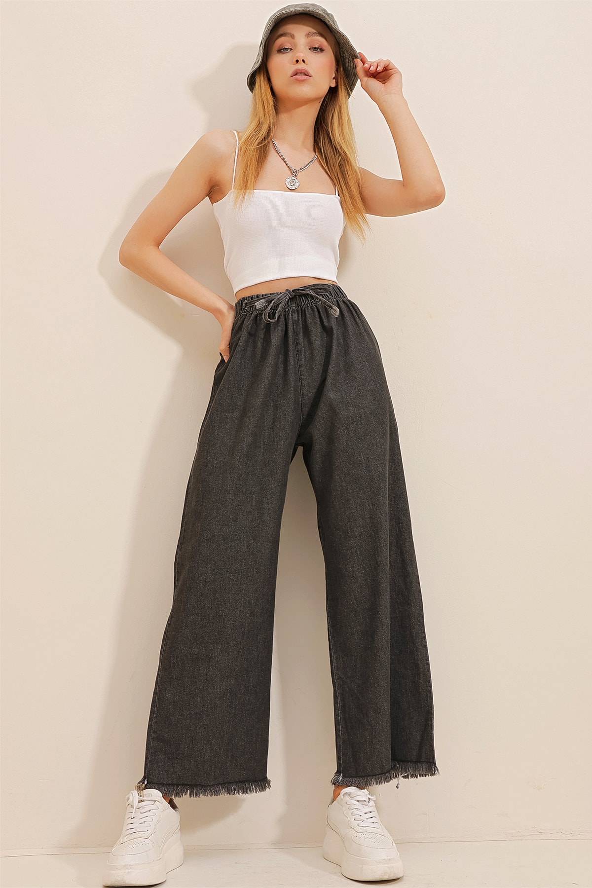 цена Женские брюки-палаццо антрацитового цвета с кисточками и высокой талией Trend Alaçatı Stili, серый