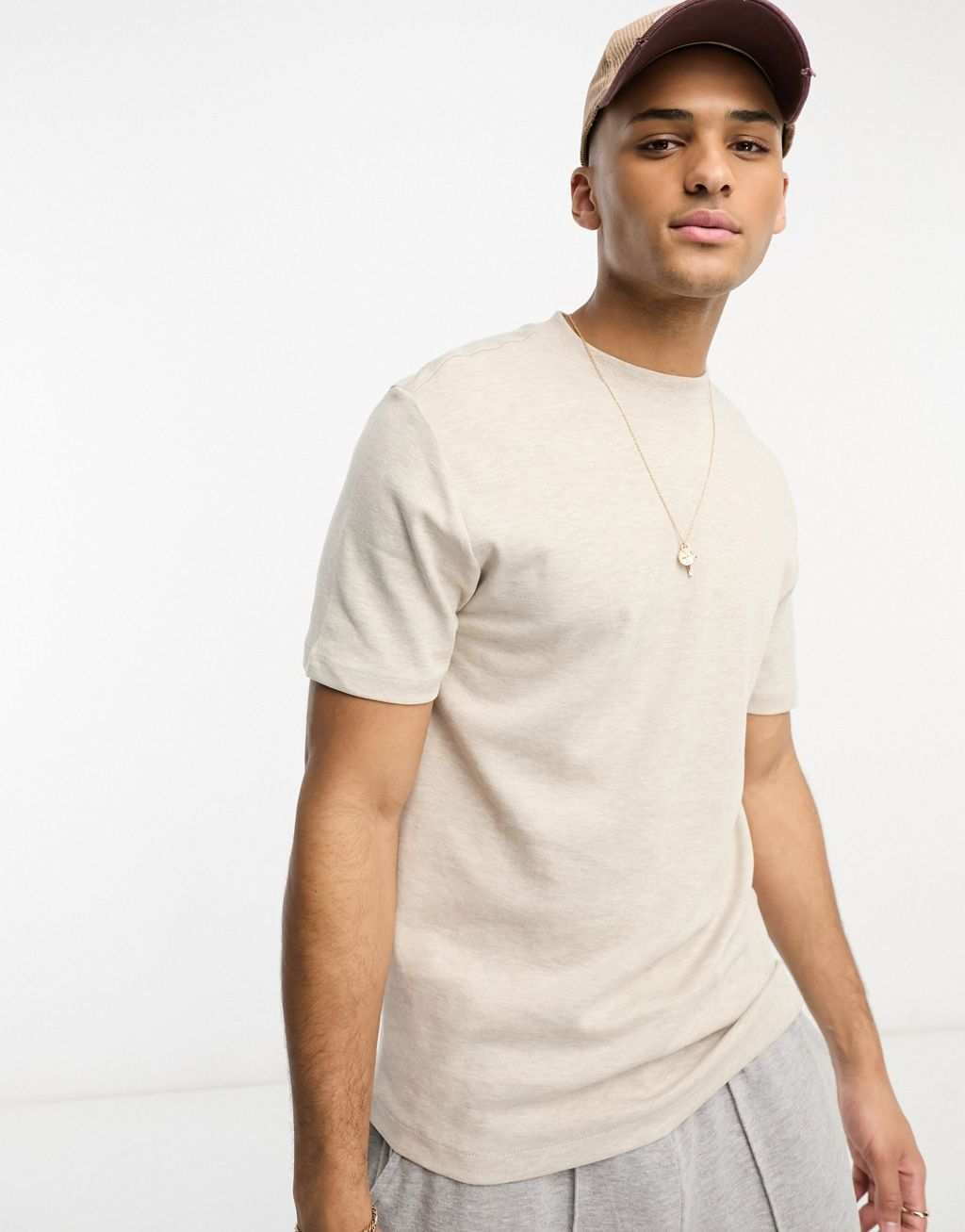

Узкая футболка экрю River Island Studio