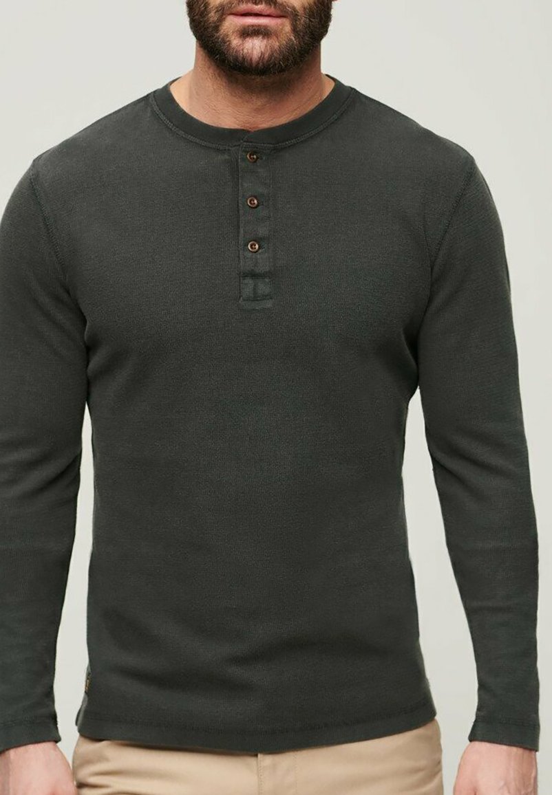 

Вязаный свитер WAFFLE LONG SLEEVE HENLEY Superdry, цвет washed black