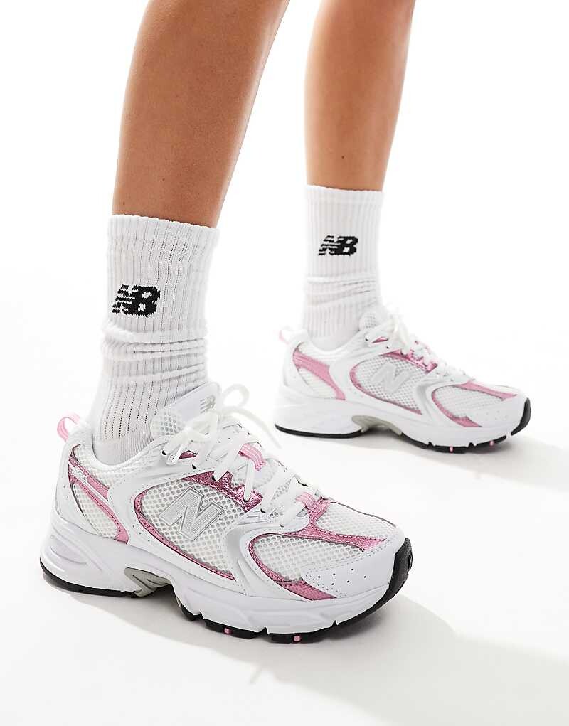

Белые кроссовки New Balance 530 с розовыми металлическими деталями