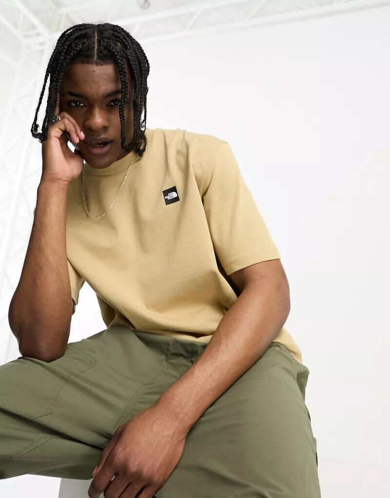 

Бежевая футболка с массивным логотипом The North Face NSE Summer